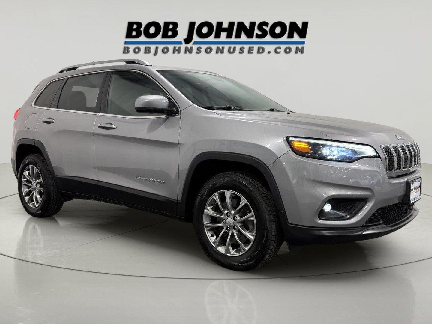 2019 Jeep Cherokee Latitude Plus 4x4 in Billet Silver Metallic Clearcoat — front three-quarter view