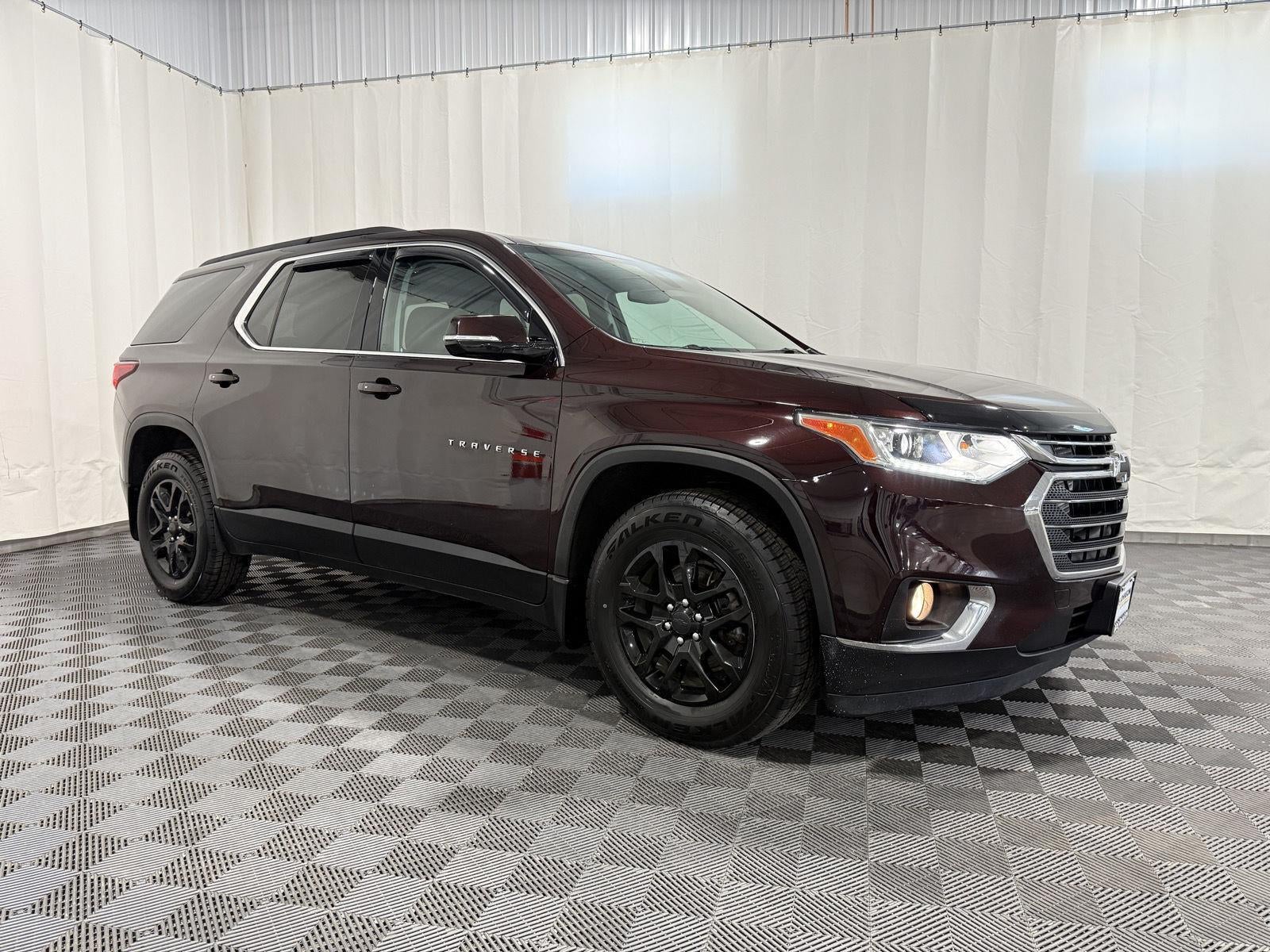2020 Chevrolet Traverse AWD LT Cloth in Black Cherry Metallic — front three-quarter view